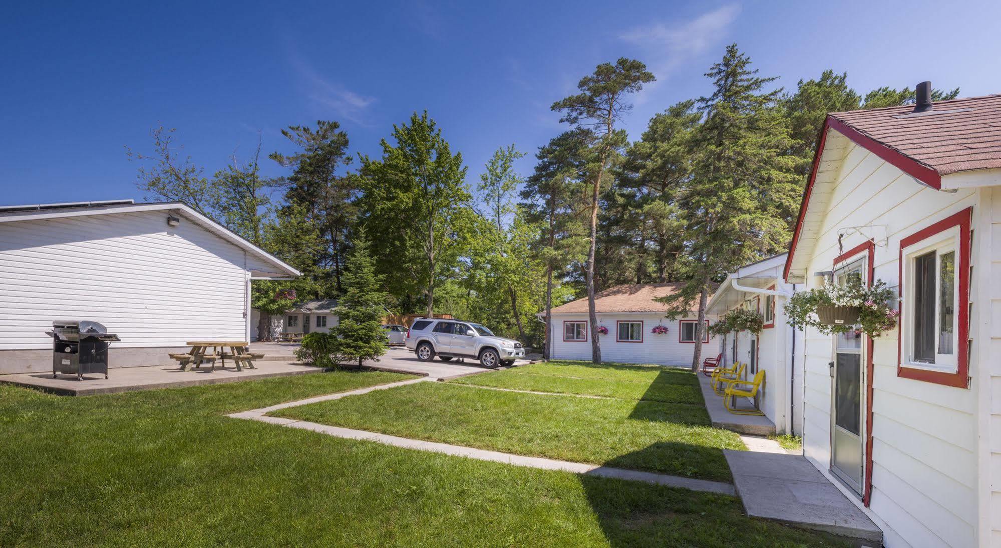 Hollywood Cottages Wasaga Beach Exterior photo